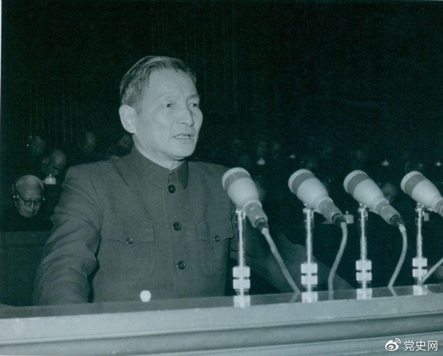 1956年12月，陳云在中華工商業(yè)聯(lián)合會(huì)第二屆會(huì)員代表大會(huì)上作報(bào)告。