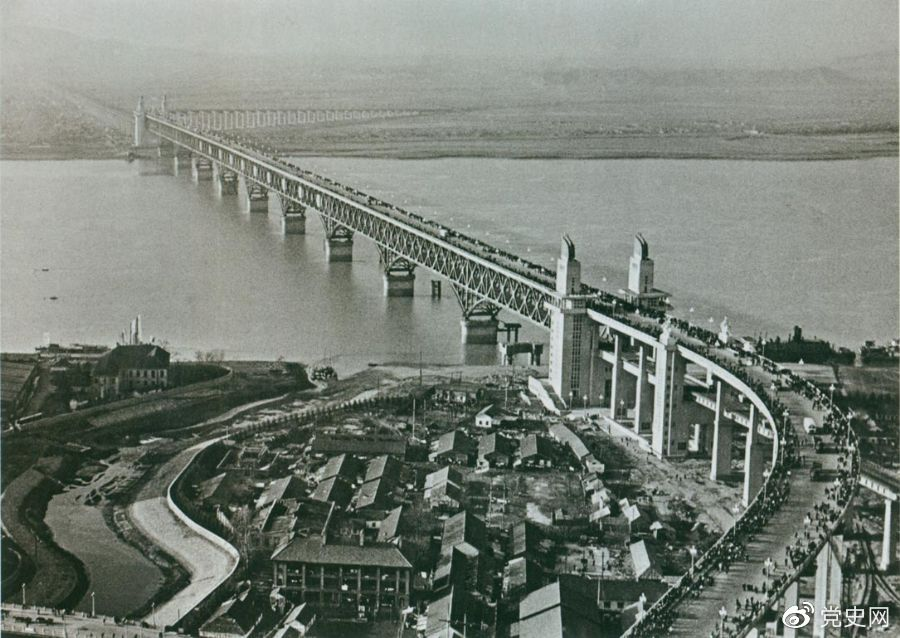 1968年12月29日， 南京長江大橋全面建成通車。這是當(dāng)時中國自行設(shè)計(jì)建造的最大的鐵路、公路兩用橋。