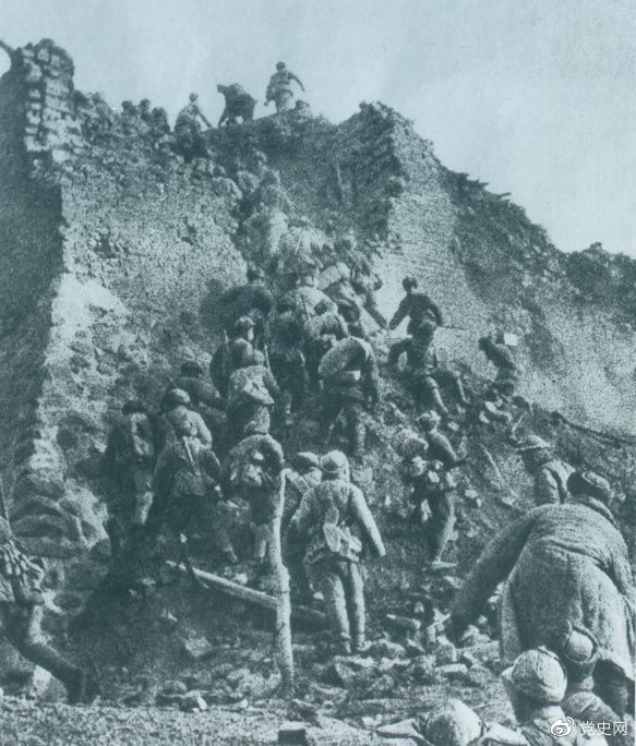 1948年12月，人民解放軍向新保安守?cái)嘲l(fā)起攻擊。這是解放軍戰(zhàn)士登上新保安城頭。 